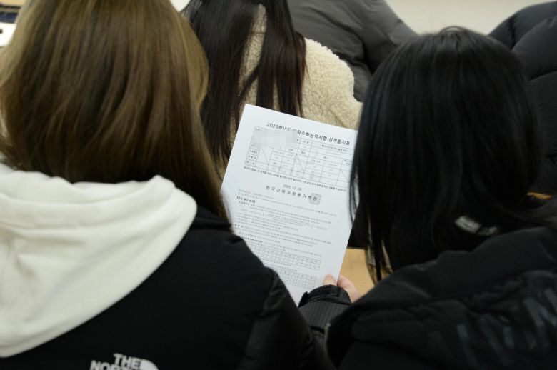 2026학년도 대학수학능력시험 성적표가 배부된 5일 울산 중구 다운고등학교에서 수험생들이 수능 성적표를 확인하고 있다. 울산=뉴시스