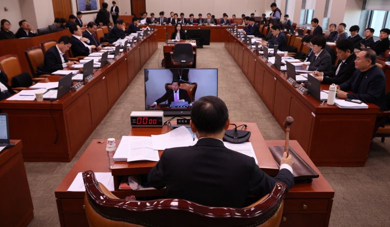 이철규 국회 산업통상자원중소벤처기업위원회 위원장이 21일 오전 서울 여의도 국회에서 열린 전체회의에서 의사봉을 두드리고 있다. 2025.11.21. 서울=뉴시스