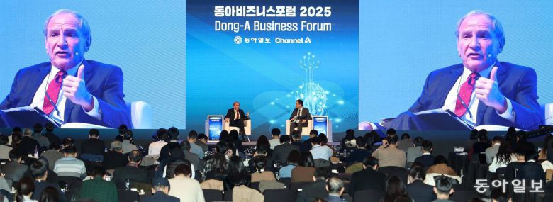 4일 서울 중구 신라호텔에서 열린 ‘동아비즈니스포럼 2025’에서 기조연설을 맡은 조지 프리드먼 지오폴리티컬 퓨처스 회장(연단 위 왼쪽)이 강연 후 문정빈 고려대 경영학과 교수와 대담을 하고 있다. 송은석 기자 silverstone@donga.com