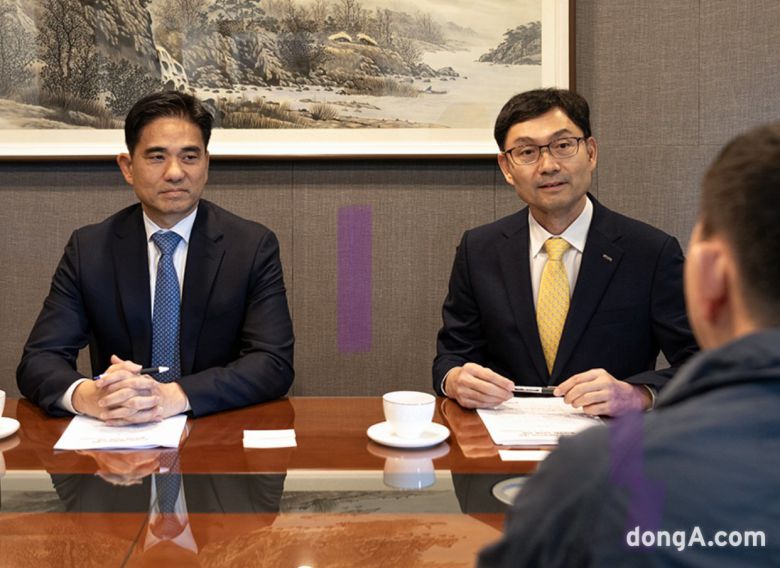 지난 1일 서울 종로구 한국무역보험공사 본사에서 정재용 한국무역보험공사 부사장(오른쪽)과 김태균 BNP파리바 수출금융 아시아헤드(총괄본부장)가 동아닷컴과 인터뷰를 진행하고 있다. 한국무역보험공사 제공