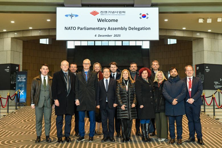 백승주 전쟁기념사업회장과 나토 의회연맹 방한단이 단체 기념촬영하고 있다.