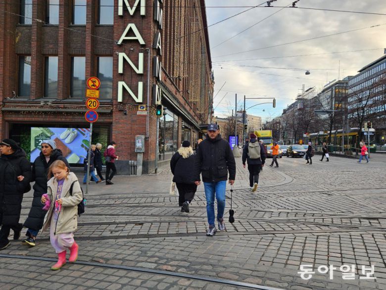 지난달 4일 핀란드 수도 헬싱키 알렉산테린카투 거리. 중심 상점가인 이곳은 보행자와 택시 등만 다닐 수 있고, 제한속도 시속 20㎞가 적용된다. 수도권 인구까지 150만 명이 오가는 헬싱키는 이런 보행자 중심 정책 덕분에 지난해 8월부터 올해 7월까지 1년간 교통사고 사망자가 단 한 명도 발생하지 않았다. 헬싱키=김보라 기자 purple@donga.com