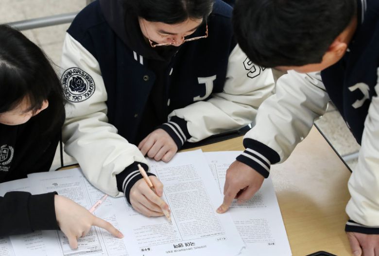 2026학년도 대학수학능력시험(수능) 다음 날인 지난달 14일 대구 수성구 정화여고에서 고3 수험생들이 수능 가채점을 하고 있다. 대구=뉴스1
