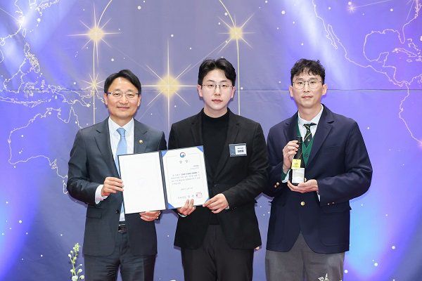 2025 K-SUUL AWARD 수상업체 내외디스틸러리 농업회사법인. (왼쪽부터) 임광현 국세청장, 최영웅 대표, 김태건 이사