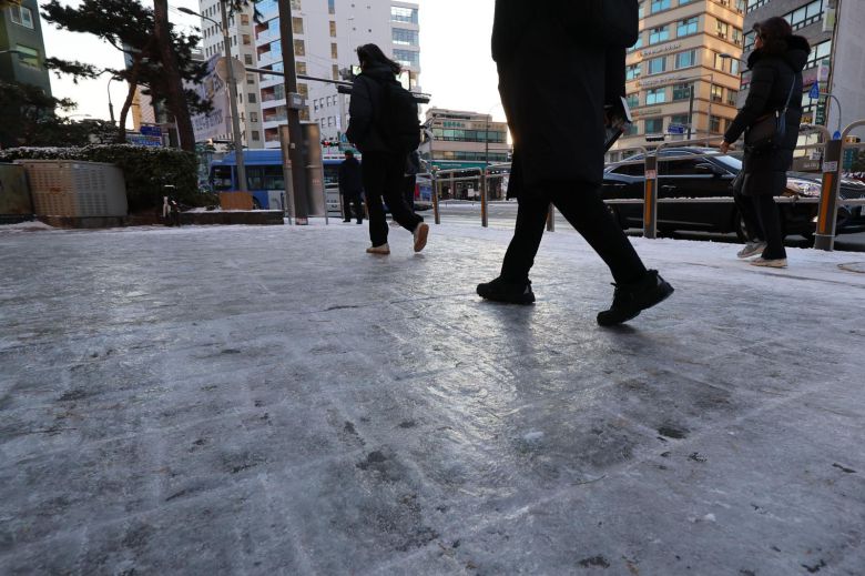 폭설 후 한파로 도로 곳곳이 얼어붙은 5일 오전 서울 중구 충무로역 인근에서 시민들이 빙판길을 조심히 걷고 있다. 뉴시스