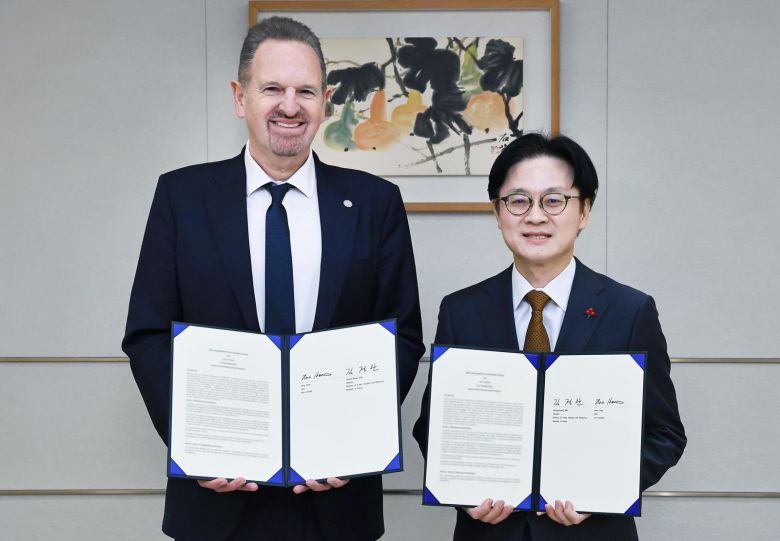 김정관 산업통상부 장관이 5일 오전 서울 용산구 대통령실에서 르네 하스 Arm CEO와 한국 반도체·AI 산업 강화를 위한 양해각서 서명식을 가지고 기념 촬영하고 있다. (산업통상부 제공) 뉴스1