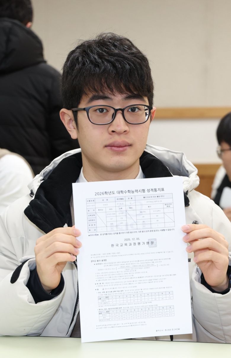 2026학년도 대학수학능력시험 성적표 배부일인 5일 전북 전주시 전주한일고등학교에서 수능 만점자 이하진 학생이 성적표를 들어 보이고 있다. 2025.12.5 뉴스1