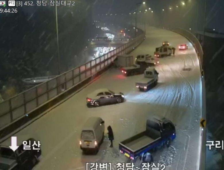 4일 서울에 대설특보가 발효된 가운데 광진구 강변북로 청담대교 북단에서 차들이 눈길에 미끄러져 뒤엉켜 있다. 이날 주요 도로가 통제되고 곳곳에서 교통사고가 나며 퇴근길 도로는 ‘교통 지옥’으로 변했다. 서울시교통정보시스템 캡처