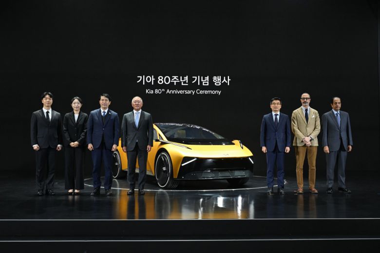 5일 경기 용인시 기아 비전스퀘어에서 열린 기아 80주년 기념 행사에서 정의선 현대차그룹 회장(왼쪽에서 네 번째)을 비롯한 사내 인사들이 콘셉트카 ‘메타 투리스모’ 앞에서 기념 촬영을 하고 있다. 기아 제공