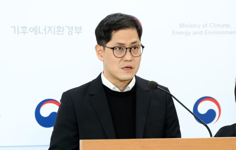 이제훈 기후에너지환경부 폐자원에너지과장이 4일 오후 세종시 정부세종청사에서 수도권 생활폐기물 직매립금지 제도 이행을 위한 폐기물관리법 시행규칙 일부 개정령안 입법예고 내용을 발표하고 있다. 2025.12.4. 뉴스1