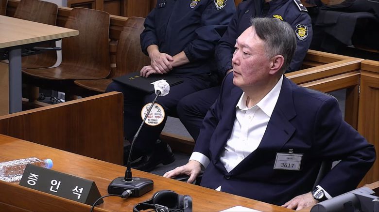 윤석열 전 대통령이 19일 서울 서초구 서울중앙지법에서 열린 내란방조, 위증 등 혐의 한덕수 전 국무총리 10차 공판에 증인으로 출석해있다. 2025.11.19. 사진=서울중앙지방법원 제공