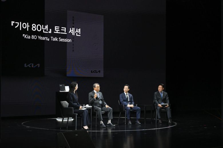 5일 경기 용인시 기아 비전스퀘어에서 열린 기아 80주년 기념 행사에서 사사를 편찬한 이장규 고문 등 사내외 인사들이 대담하고 있다. 기아 제공