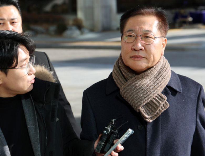 4일 오후 박성재 전 법무부 장관(오른쪽)이 서울 서초구 내란 특검 사무실에 출석하고 있다. 박 전 장관은 김건희 여사의 ‘셀프 수사 무마’ 청탁 의혹 관련 조사를 받았다. 특검은 이르면 다음 주 박 전 장관을 기소하는 방안을 검토 중이다. 뉴스1