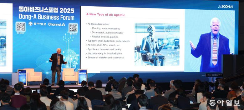 4일 서울 중구 신라호텔에서 열린 ‘동아비즈니스포럼 2025’에서 기조 강연을 맡은 미국 뱁슨대 톰 데이븐포트 교수가 인공지능(AI)을 기반으로 미래 경쟁력을 확보하기 위한 기업 전략과 리더십 방향에 대해 설명하고 있다. 신원건 기자 laputa@donga.com