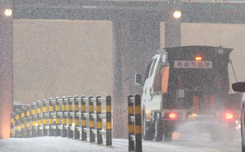서울·인천·경기·강원 대설주의보가 발효된 4일 오후 서울 중구 거리에서 제설작업 차량이 이동하고 있다. 2025.12.04 뉴시스