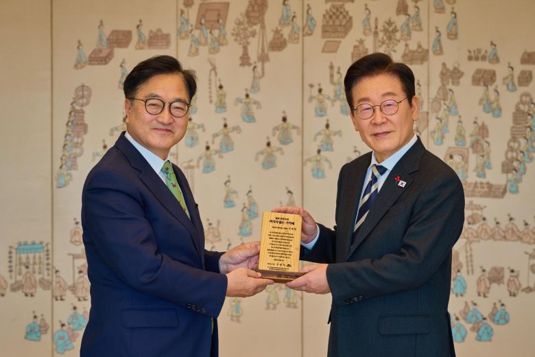 이재명 대통령이 3일 서울 용산 대통령실청사에서 열린 5부 요인 오찬에 참석한 우원식 국회의장으로부터 ‘빛의 민주주의 꺼지지 않은 기억패’를 선물받고 있다. 2025.12.3. 대통령실 제공