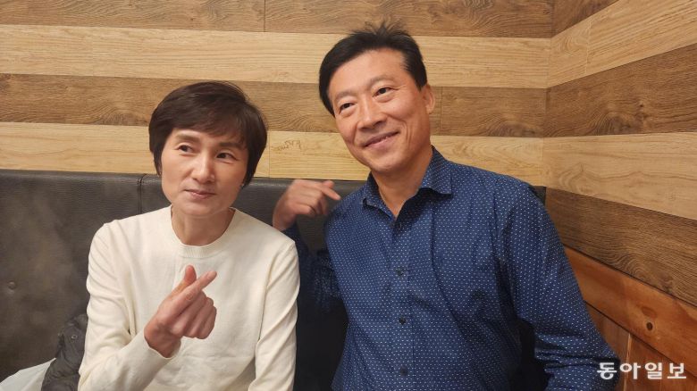 세월이 지나도 변함없는 우리의 간격. 네가 있어 인생 참 잘 살았다. 현정화와 김택수. 맨 위 사진은 국가대표 시절 두 사람. 유재영 기자 elegant@donga.com