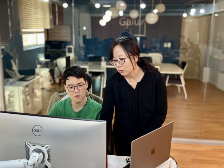 석차옥 갤럭스 대표이사(오른쪽)가 연구원과 함께 단백질 설계 AI의 성능을 높이는 방안에 대해 상의하고 있다. 갤럭스 제공