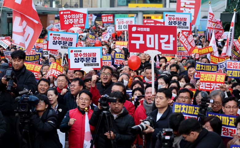 지난달 25일 경북 구미역 광장에서 국민의힘 민생회복 법치수호 국민대회가 열린 가운데 지지자들이 피켓을 들고 모여 있다. 구미=뉴시스