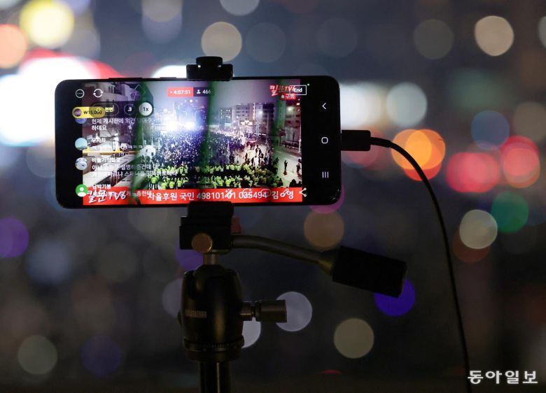 2025년 1월 5일 밤 서울 한남동 윤석열 대통령 관저 앞에서 탄핵 찬반 야간 시위가 벌어지는 가운데 한 보수 유튜버가 현장을 생중계하며 슈퍼챗을 모금하고 있다. 변영욱 기자 cut@donga.com