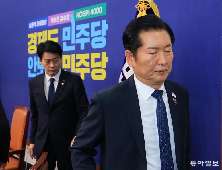 더불어민주당 정청래 대표(오른쪽)가 5일 ‘1인 1표제’ 당헌 개정안이 중앙위원회 부결로 무산된 것에 대한 기자회견을 마치고 굳은 표정으로 퇴장하고 있다. 정 대표는 “당원들께 송구한 마음을 금할 길이 없다”며 “당원 주권 시대에 대한 열망은 여기서 멈출 수 없다”며 1인 1표제를 재추진하겠다는 뜻을 시사했다. 장승윤 기자 tomato99@donga.com