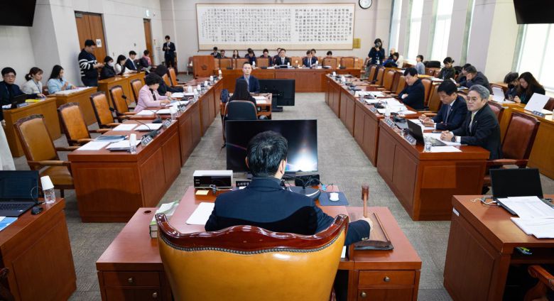 김용민 국회 법제사법위원회 법안심사제1소위원장이 5일 서울 여의도 국회에서 열린 제429회 국회(정기회) 법제사법위원회 제9차 법안심사제1소위원회에서 의사봉을 두드리고 있다. 2025.12.5/뉴스1