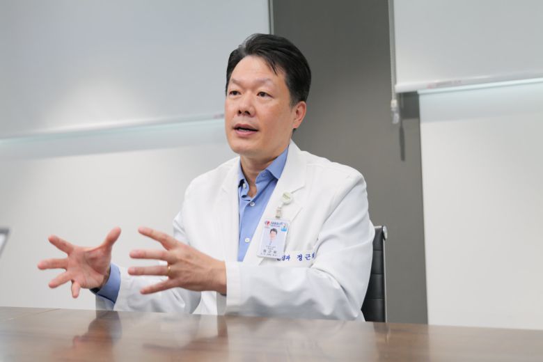 정근화 서울대병원 신경과 교수는 뇌졸중이 발생했을 때 전조 증세를 알아차리고 신속하게 병원으로 옮기는 것이 생존율을 높이고 후유증을 없애는 최선의 방법이라고 강조했다. 전조 증세의 양상과 유형을 잘 따져보는 게 중요하다. 서울대병원 제공