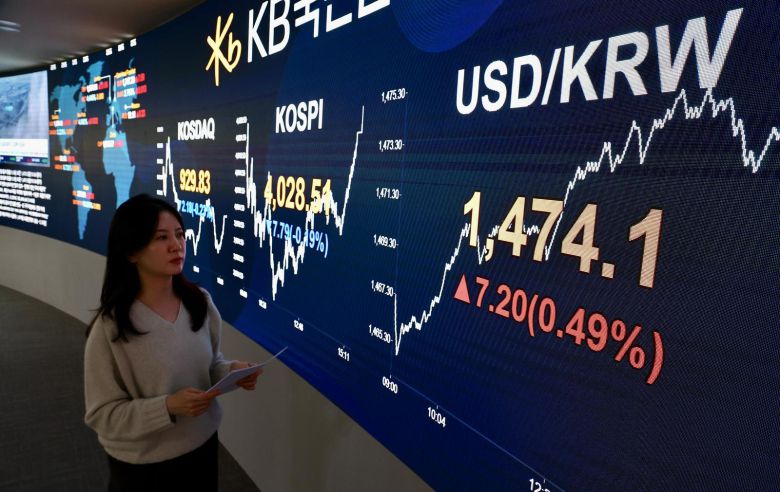 4일 오후 서울 여의도 KB국민은행 스마트딜링룸에서 딜러들이 업무를 보고 있다. 원·달러 환율은 전 거래일(1468.0)보다 5.5원 오른 1473.5원에 주간 거래를 마감했다. 2025.12.04. 뉴시스