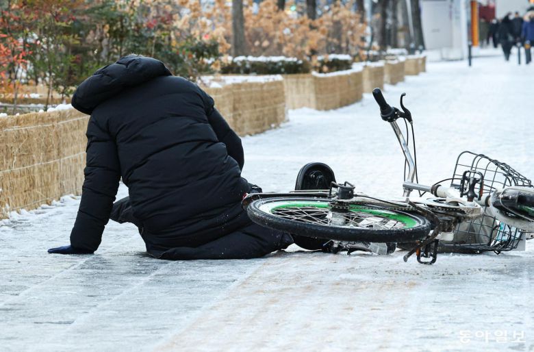 출퇴근 고행길 4일 밤 내린 눈으로 길이 얼어붙으면서 5일 새벽 서울 영등포구 국회대로 서강대교 방향 도로에서 차량 12대가 추돌해 2명이 경상을 입었다(위쪽 사진). 5일 오전 종로구의 한 인도에선 자전거를 타고 출근하던 시민이 빙판길에 넘어지기도 했다. 양천소방서 제공·이한결 기자 always@donga.com