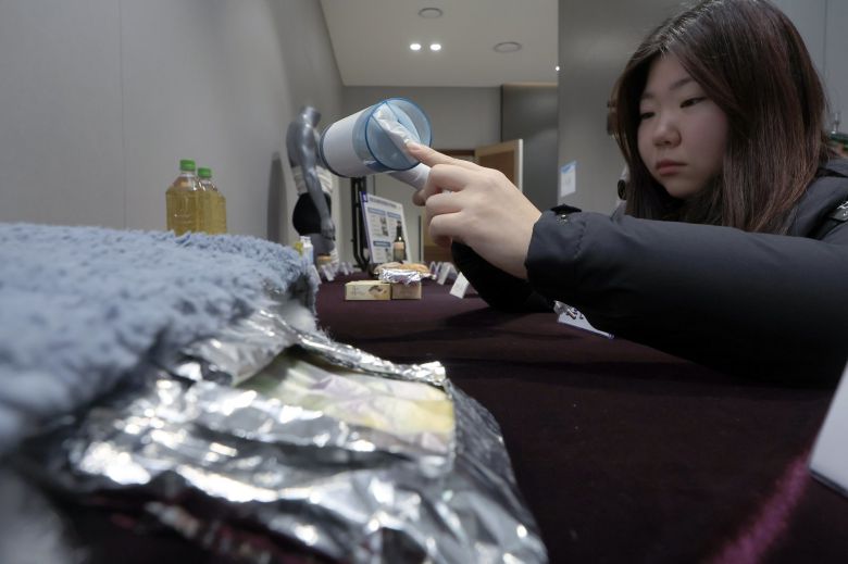 5일 오전 서울 강남구 논현동 서울세관에서 관세청 관계자가 과자, 스틱커피, 아보카도유 등에 은닉해 국경 단계에서 적발된 마약 은닉도구 샘플을 공개하고 있다.  올해 10월 말 기준 총 1,032건, 2,913kg의 마약을 국경 단계에서 적발한 관세청은 지난해 동기와 비교해 적발 건수는 45%, 중량은 384% 증가해 중량 기준 역대 최대 적발량을 기록했다고 밝혔다.  관세청은 마약 출발 상위 5개국인 태국, 베트남, 말레이시아, 미국, 네덜란드를 비롯해 내년에는 마약밀수 우범도가 급증하고 있는 캄보디아, 라오스, 캐나다, 독일, 프랑스 등 총 10개국으로 합동작전을 확대해 마약판 코리안 테스크를 구축할 계획이다. 2025.12.5/뉴스1