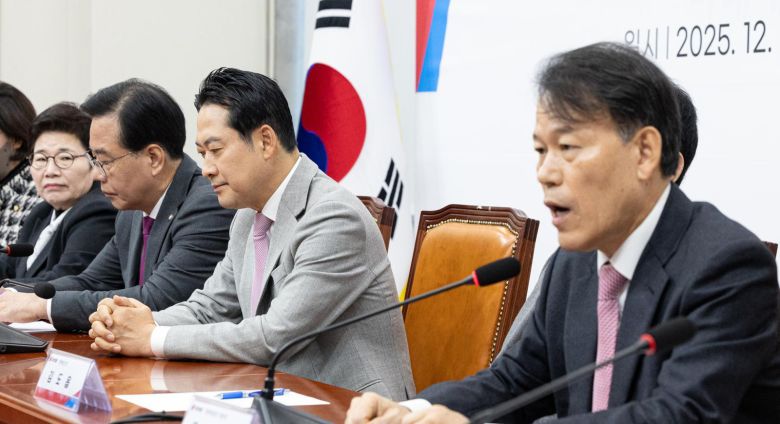 영남 3선 의원인 국민의힘 윤한홍 의원(오른쪽)이 5일 국회에서 열린 ‘이재명 정권 6개월 국정평가회의’에서 발언하고 있다. 윤 의원은 이날 장동혁 당 대표(오른쪽에서 두 번째)를 향해 “윤석열 대통령과의 인연, 골수 지지층의 손가락질을 다 벗어던지고 계엄 굴레에서 벗어나자”며 정면으로 비판했다. 뉴스1