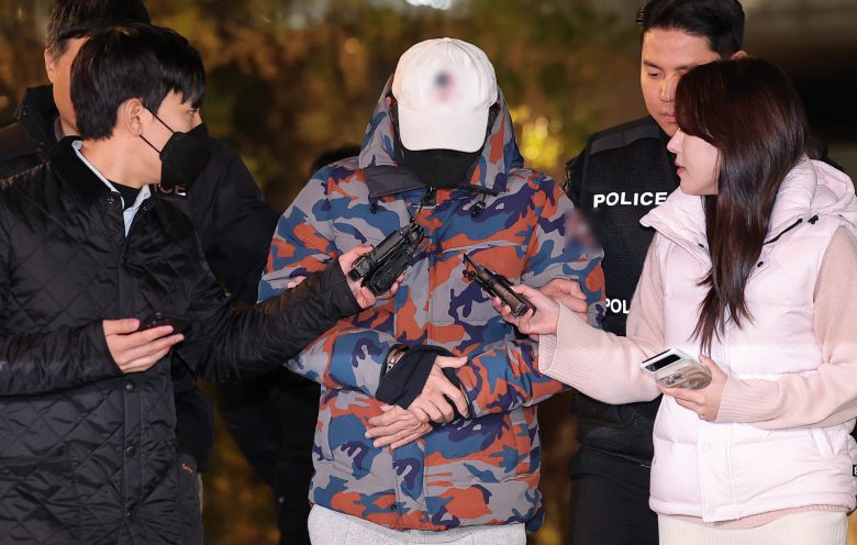 ‘도이치모터스 주가조작 의혹’ 공범 이 모 씨가 11월 20일 충주휴게소에서 체포돼 서울 종로구 광화문 KT 빌딩에 마련된 김건희 특검(특별검사 민중기) 사무실로 압송되고 있다. 2025.11.20 뉴스1