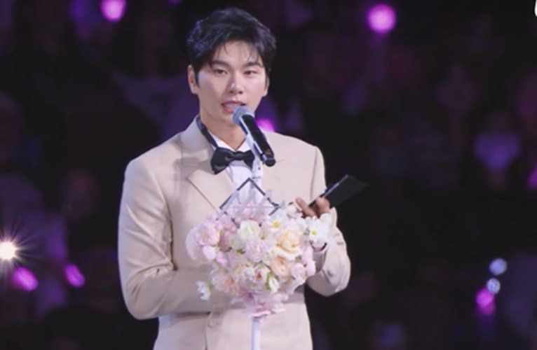 배우 이이경이 6일 대만 가오슝 내셔널 스타디움에서 열린 ‘아시아 아티스트 어워즈 2025’에서 AAA 베스트 초이스상을 수상했다. (사진=위버스 라이브 화면 캡처) 2025.12.06. ⓒ뉴시스