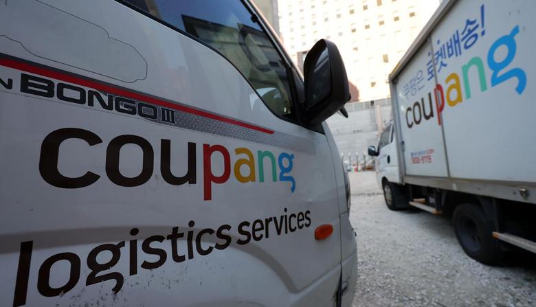 쿠팡 대규모 개인정보 유출 사태로 논란이 이어지는 4일 서울 시내 한 차고지에 쿠팡 배송 차량이 주차돼 있다.  2025.12.04 서울=뉴시스