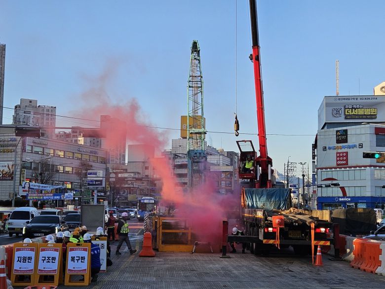 서울시는 겨울철 화재발생 위험이 높은 공사장을 대상으로 한 화재 대응 모의훈련을 지난 2일 미아사거리 일대, 동북선 도시철도 공사현장(2공구 107정거장)에서 실시했다고 7일 밝혔다. (서울시 제공)