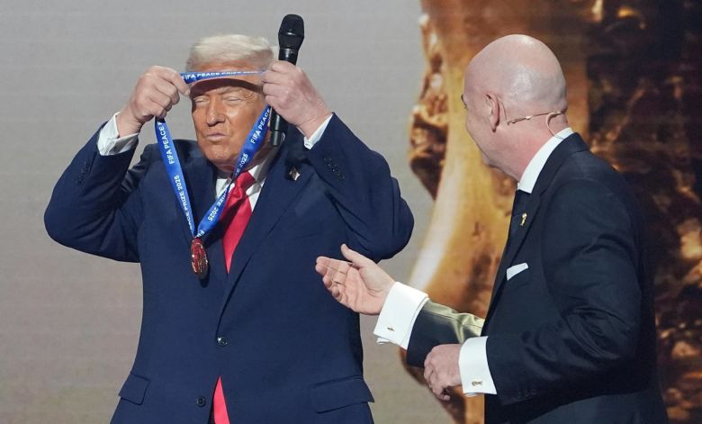 FIFA 평화상 스스로 목에 거는 트럼프 5일 미국 워싱턴 케네디센터에서 열린 2026 국제축구연맹(FIFA) 북중미 월드컵 본선 조 추첨 행사에서 도널드 트럼프 미국 대통령(왼쪽)이 잔니 인판티노 FIFA 회장(오른쪽)에게 받은 FIFA 평화상 메달을 직접 목에 걸고 있다. 워싱턴=AP 뉴시스