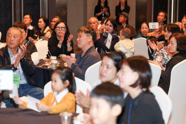 ‘다문화가족 부모초청 환영행사’에 참여한 다문화가족이 전통공연을 보고 있다.  ⓒ News1 공항사진기자단