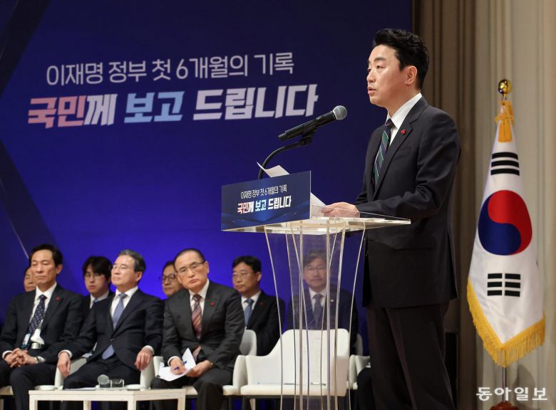 강훈식 비서실장이 7일 서울 용산 대통령실 청사에서 열린 3실장 및 수석비서관 ‘대통령실 6개월 성과 간담회’에서 발언하고 있다. 송은석 기자 silverstone@donga.com