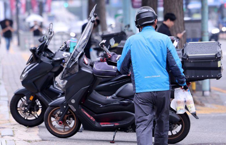 국회입법조사처는 최근 공공배달앱 이용률이 2배 늘어 외식업체 월평균 수수료가 3년 새 17.7% 감소했다고 밝혔다. 배민·쿠팡이츠 등 민간 앱의 독과점을 견제한 효과다.  뉴스1