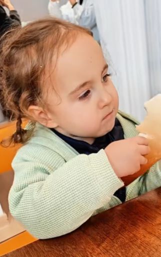 중국 장쑤성에 거주하는 양 씨 부부의 딸. 더우인 갈무리