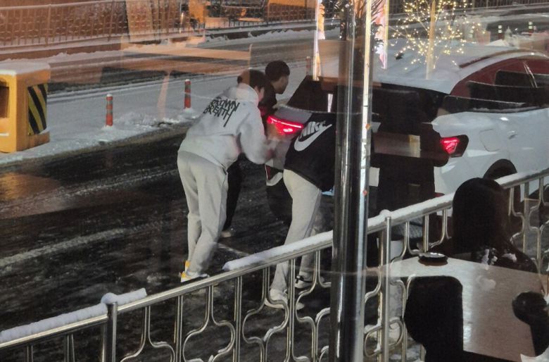 제보자가 촬영해 국민신문고에 올린 선행 중학생들. 군포시