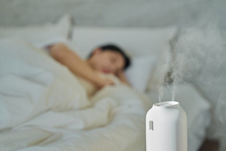 독감 예방 등 겨울철 건강 관리를 위해서는 실내 습도를 40~50%로 유지하는 것이 좋다. 사진=게티이미지코리아.