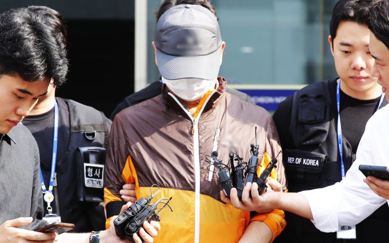 인천 송도에서 사제 총기로 아들을 살해한 60대 아버지가 인천 논현경찰서 유치장에서 구속상태로 검찰에 송치되고 있다. 뉴시스