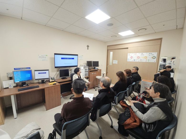 박시내 서울성모병원 이비인후과 교수가 환자들에게 이명 재훈련을 하고 있다. 이명 재훈련은 뇌 신경회로의 과도한 흥분을 조절하고 이명에 대한 부정적 인식을 습관화시켜 최종적으로 완치까지 유도하는 치료법이다. 박시내 서울성모병원 이비인후과 교수 제공