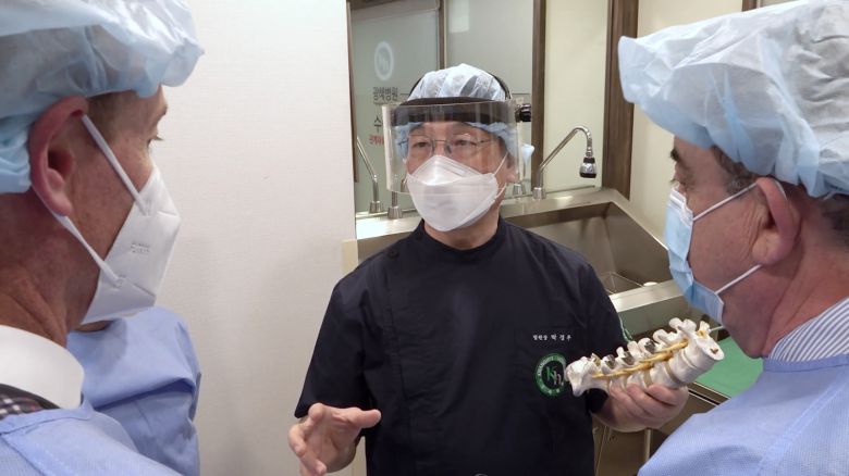 해외 의료진에게 추간공확장술 치료 원리를 설명 중인 서울 광혜병원 박경우 대표원장. 서울 광혜병원 제공