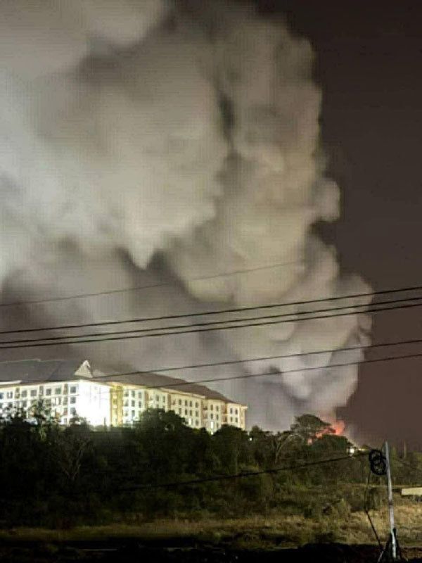 9일 캄보디아 오다르 민체이주에 위치한 카지노 건물이 태국군의 공습으로 불타고 있다. 태국군은 자국과의 국경 지역에 위치한 이 건물이 캄보디아군의 드론 운용과 병력 집결 등을 위한 장소로 사용됐다며 F-16과 JAS-39 그리펜 전투기를 이용해 공습을 감행했다. 사진 출처 X ‘OSINTWarfare’