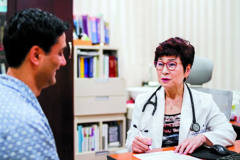 하나로의료재단에서 의료진이 비자 검진을 위한 문진을 하고 있다. 하나로의료재단 제공