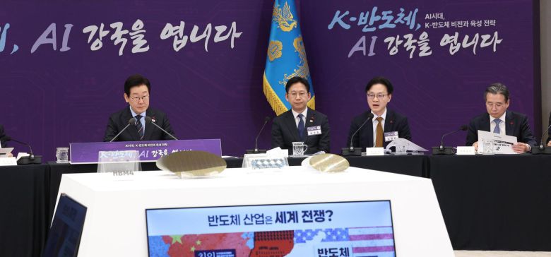 김정관 산업통상부 장관(오른쪽에서 두 번째)이 10일 서울 용산구 대통령실에서 열린 ‘AI 시대, K-반도체 비전과 육성전략 보고회’에서 발언하고 있다. 대통령실사진기자단