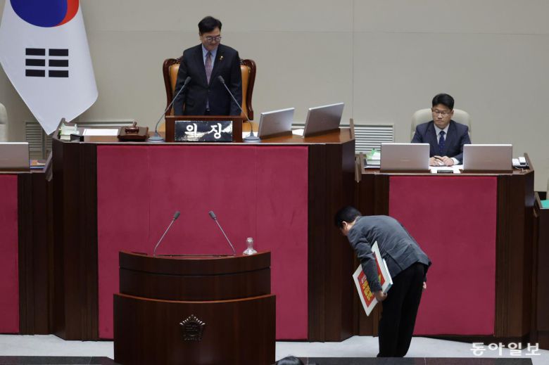 11일 국민의힘 곽규택 의원이 형사소송법 일부개정법률안이 상정되자 무제한 토론을 첫 주자로 나서며 우원식 국회의장에게 인사하고 있다. 곽 의원은 단상으로 향하기에 앞서 수 초간 허리를 숙여 우 의장에게 인사했다. 박형기 기자 oneshot@donga.com