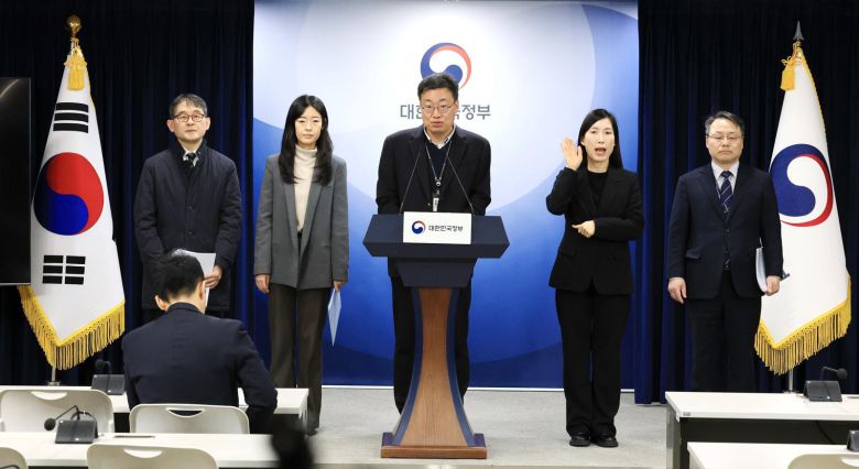 이동훈 국무조정실 재정금융정책관이 지난 9일 서울 종로구 정부서울청사에서 AI 등 활용 허위·과장 광고 대응 방안을 발표하고 있다. 2025.12.10 뉴스1